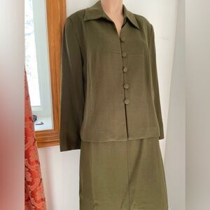 22” PTP Wool suit blazer skirt SET!
VINTAGE Canadian made boss dark green sz 16